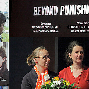 Einen Neißefisch erhielt der Dokfilm "Beyond Punishment" von Hubertus Siegert. Peggy Kuwan nimmt den Preis entgegen.