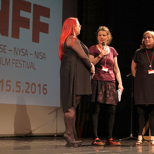 Durch das Programm führte Jana Rupp (li.), hier im Gespräch mit der Festivalleitung Antje Schadow und Ola Staszel.