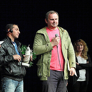 Der Hauptpreis des 12. Neiße-Filmfestivals ging an den Film "Koza", die Ziege. Ivan Ostrochovský portraitiert in seinem Film den slowakischen Boxer Peter Baláž, Olympiateilnehmer von 1996, der sich selbst spielt. Beide konnten den Neißefisch persönlich entgegennehmen.