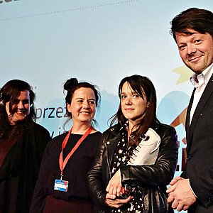 „Familienleben“ von Rosa Hannah Ziegler erhielt den Preis für den besten Dok-Film vom Oberbürgermeister der Stadt Zittau überreicht.